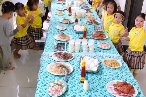 Tiệc Buffet của các bé trường Mẫu giáo Số 10 “Chào mừng ngày Hội non sông”