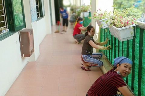 Công tác tổng vệ sinh của nhà trường để chuẩn bị đón trẻ quay trở lại trường học ngày 11/05/2020