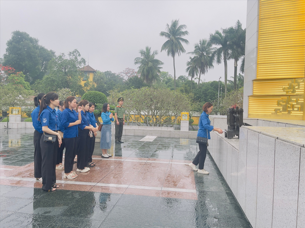 Đoàn Thanh niên Trường Mẫu Giáo Số 10 dâng hương tưởng niệm các Anh hùng Liệt sĩ Đài tưởng niệm Bắc Sơn