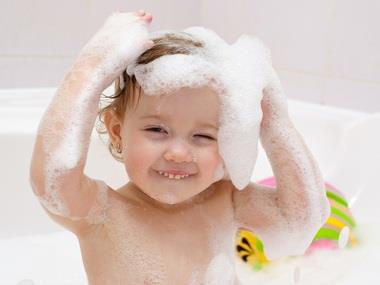 Dạy trẻ cách sử dụng sữa tắm và tự tắm hàng ngày - Chuyên gia chăm sóc mẹ  và bé an toàn