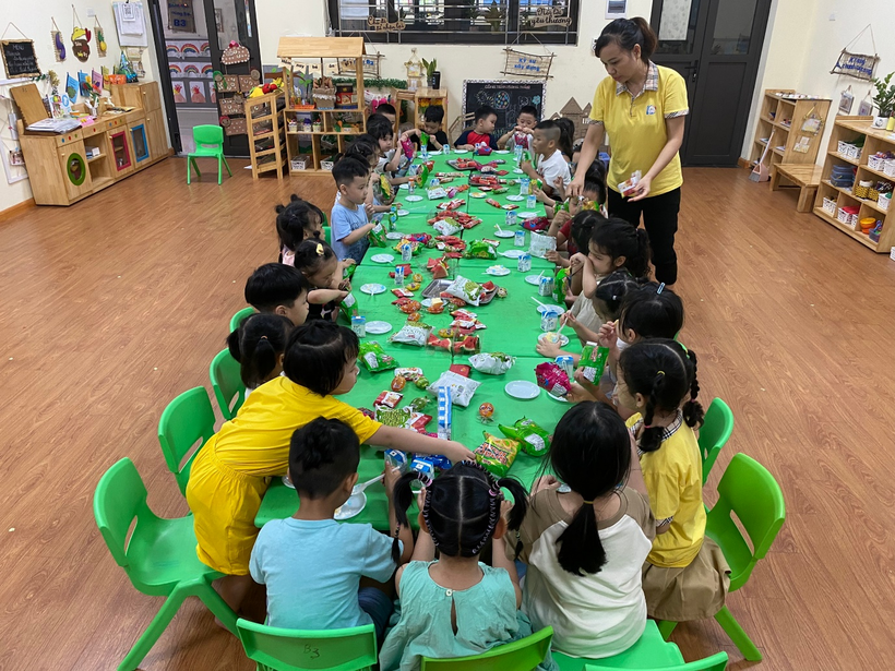 A group of children sitting at a table

Description automatically generated with medium confidence