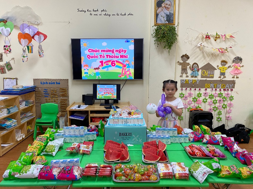 A child standing in front of a table full of food

Description automatically generated with low confidence
