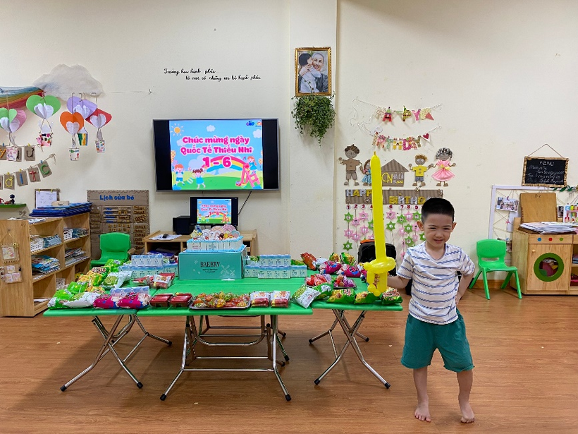 A child standing in front of a table

Description automatically generated