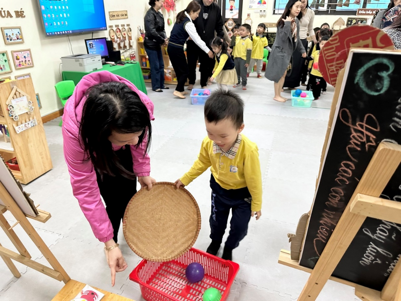 A person and a child looking at a basket

Description automatically generated