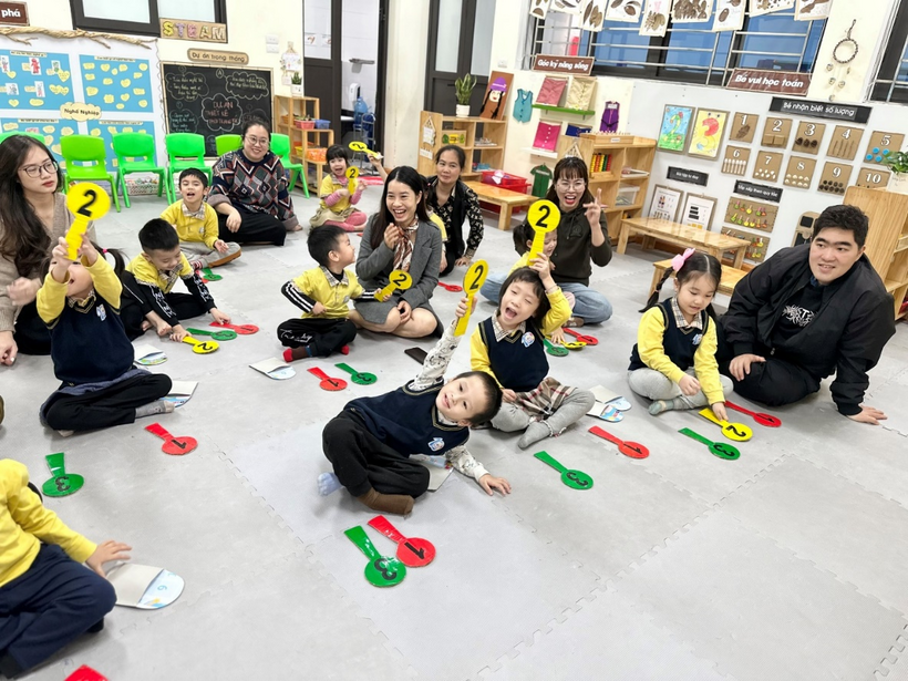 A group of children sitting on the floor

Description automatically generated